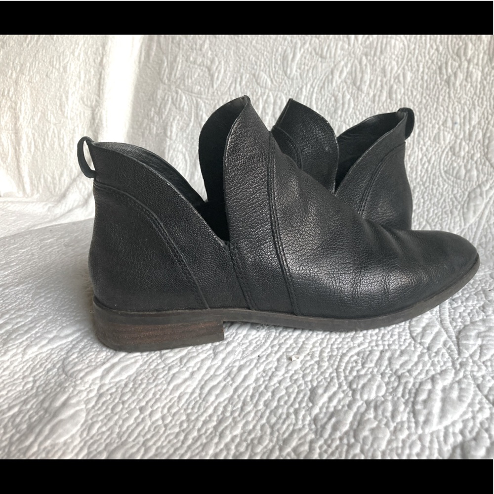 Lucky Brand | Pointed Toe Ankle Bootie | Black | 7